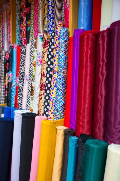 Kolorowe tkaniny na sprzedaż w sklepie — Zdjęcie stockowe