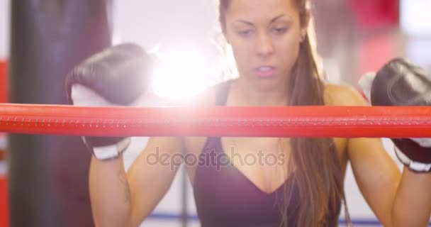 Close-up de boxeador feminino descansando com os braços nas cordas do anel — Vídeo de Stock