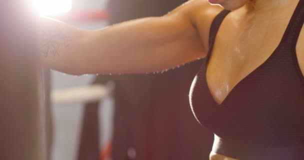 Közelkép portréja exchausted női bokszoló pihen a a boxzsák — Stock videók