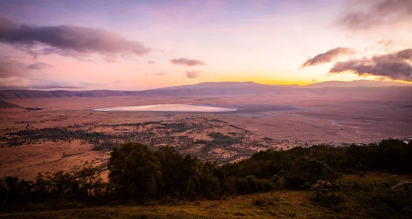 Salida del sol temprano en la mañana en el cráter de Ngorongoro —  Fotos de Stock