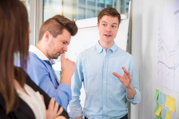Businessman Gesturing While Communicating With Colleagues — Stock Photo, Image