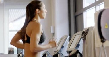 Uygun kadın fitness salonunda koşu bandı makinesinde çalışan iş elbiseleri