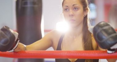 Gerçek ve güçlü kadın bir boks çalışmadan sonra Close-Up