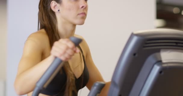 Υγιή γυναίκα κατάρτισης σε έλλειψη άσκησης μηχανή στο γυμναστήριο — Αρχείο Βίντεο