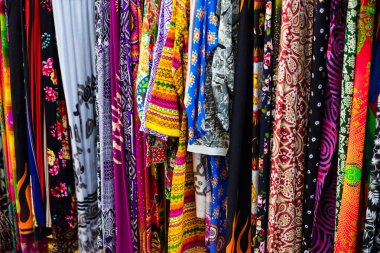 Giyim dükkanında çiçek tasarım asma ile