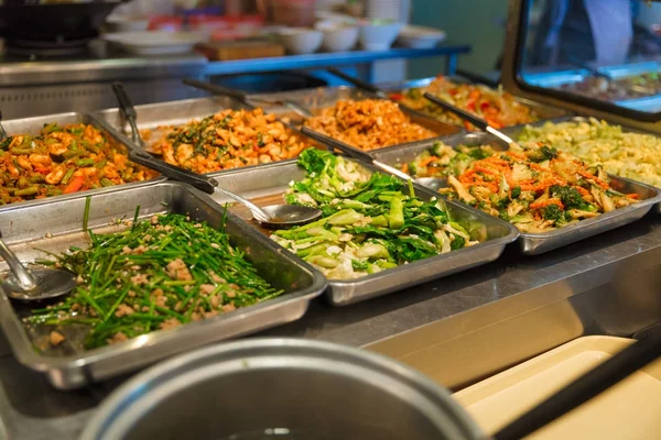 Pollo fresco con oporto y platos de verduras en el mercado —  Fotos de Stock