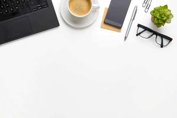 PC con taza de café, gafas graduadas y Smartphone en escritorio blanco — Foto de Stock