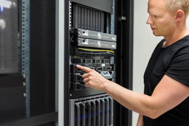 Bu teknisyen izler sunucu veri merkezlerinde raf üzerinde