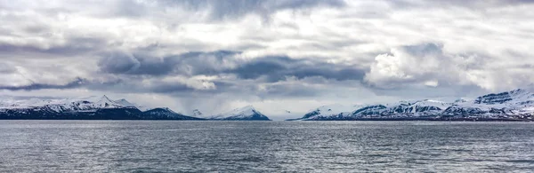 Panorama de nuvens sobre montanhas nevadas no Ártico — Fotografia de Stock