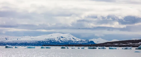 Panorama de gelo marinho flutuante em frente a montanhas nevadas no Ártico — Fotografia de Stock