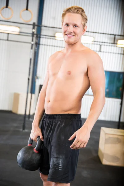 Shirtless Male Athlete Lifting Kettlebell In Health Club — Stock Photo, Image