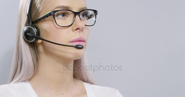 Primer plano de un representante de servicio o soporte al cliente con auriculares — Vídeo de stock