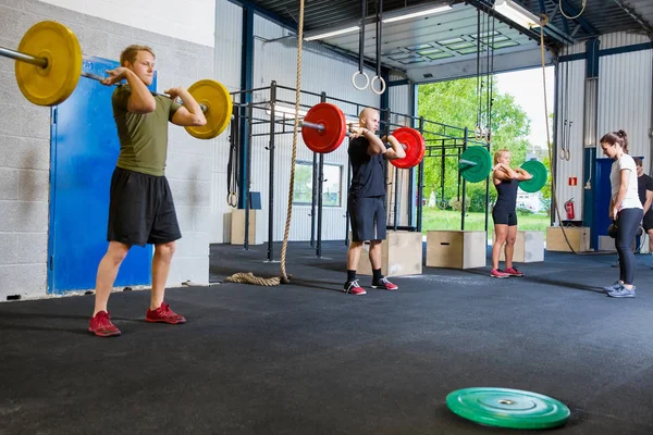 Team training met gewichten en kettlebells op fitness sportschool — Stockfoto