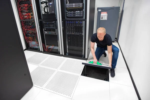 Technician Lifting Floor Tile Using Vacuum Suction Cups In Datac — Stock Photo, Image