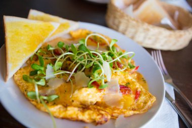 İspanyol omleti masada ekmek dilimleri ile servis