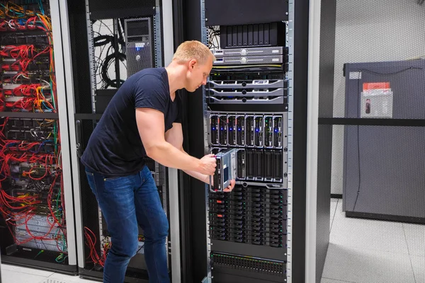 Ingeniero informático que instala el servidor en el recinto de la cuchilla — Foto de Stock