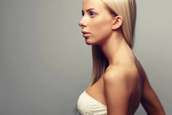 Fashion portrait of a blonde woman in with attitude — Stock Photo, Image