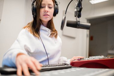 Studio kulaklık giyen radyo jokey