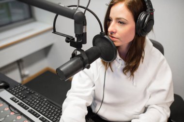 Radyo jokey üzerinde mikrofon iletişim yüksek açılı görünüş