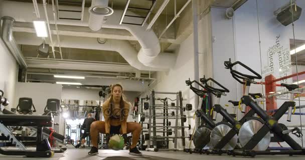 Atletik erkek yoğun yaşam dolu atlama eğitimi — Stok video