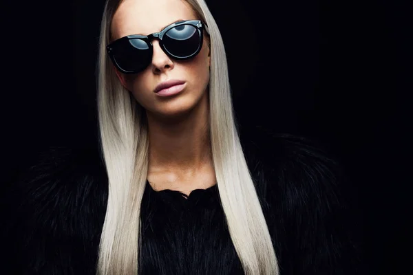 Модная женщина с волосатой курткой и солнцезащитными очками — стоковое фото