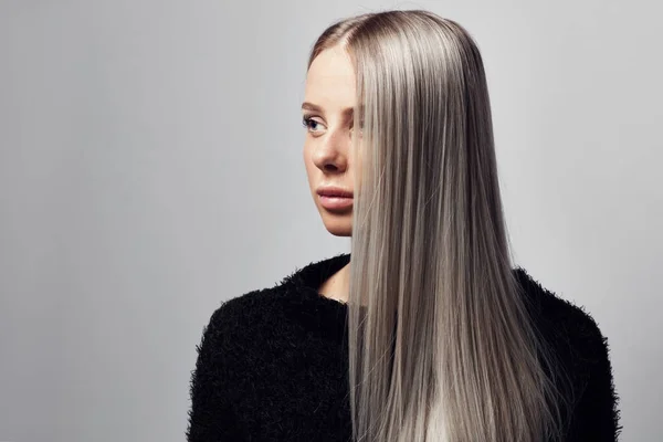 Porträtt av en vacker blond kvinna med hårig jacka — Stockfoto