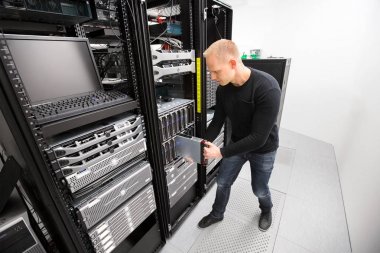 Bu teknisyen Blade Server'ı yükleme Datacenter, kasa içinde