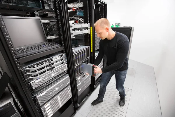 Técnico de TI Instalación de Blade Server en chasis en el centro de datos —  Fotos de Stock
