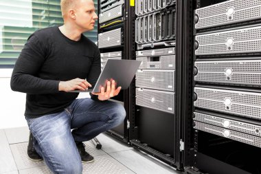 Sunucular içinde Datacenter izleme dizüstü bilgisayar ile danışman