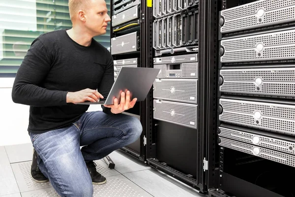 Konsult med bärbar dator övervakning av servrar i Datacenter — Stockfoto