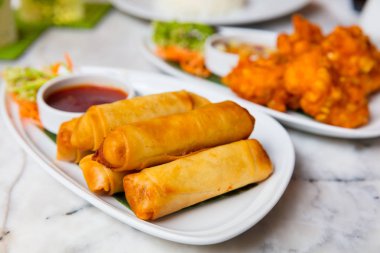 Bahar rulo ve levha hizmet Fried Chicken