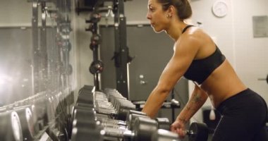 Eğitim ve fitness spor salonunda ağırlık özel kadın