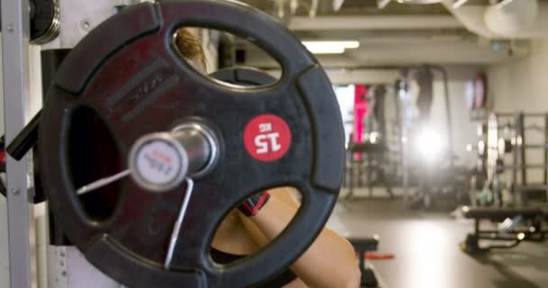 Zbliżenie: silna kobieta robi przysiady workout z wagi ciężkiej — Wideo stockowe