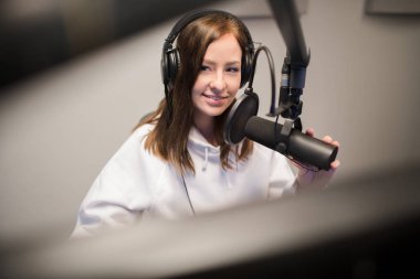 Kulaklık ve mikrofon uzak edip kullanarak ev sahipliği