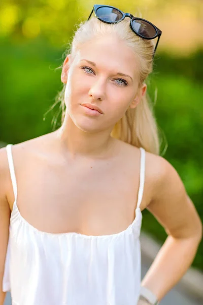 Naturalny blond teen dziewczyna stojąc na ulicy w słońcu — Zdjęcie stockowe