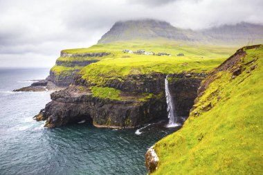 Faroe Adaları ve köyün Gasadalur dramatik şelale
