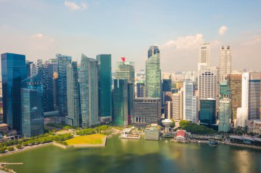 Singapur Nehri tarafından modern gökdelenler