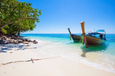 Aonang kumsalda demirleyen Longtail tekneler