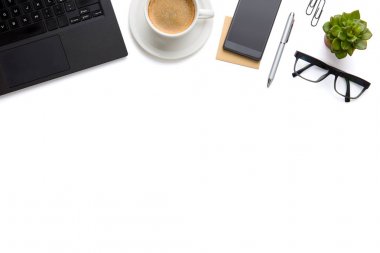 Kahve fincanı, gözlük ve izole beyaz Smartphone ile PC