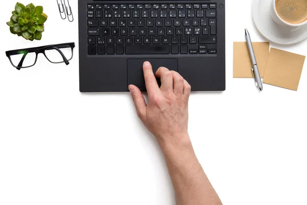 Geschäftsmann berührt Touchpad auf Laptop auf weißem isolierten Hintergrund — Stockfoto