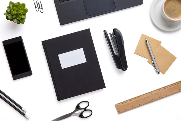 Materiały biurowe i urządzenia umieszczone na na białym tle — Zdjęcie stockowe