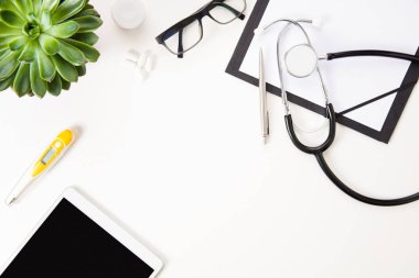 Termometre ve tıbbi aletleri beyaz t tarafından dijital Tablet