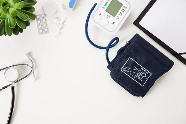청진 기 및 흰 T에 클립보드 혈압 기계 — 스톡 사진