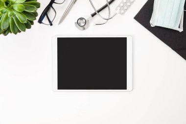 Boş ekran ve masada tıbbi malzeme ile dijital Tablet