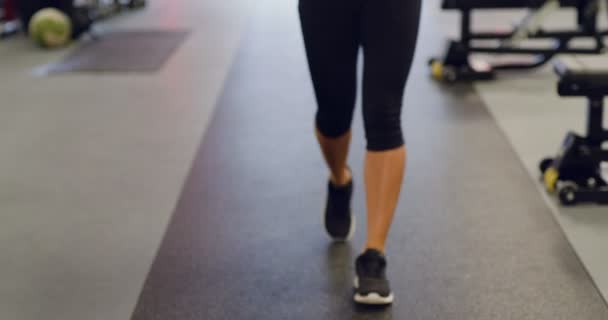 Retrato de treino de mulher sorridente com corpo apto bebe água no ginásio de fitness — Vídeo de Stock