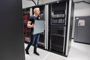 Blade sunucu Datacen içinde yürürken taşıyan bilgisayar mühendisi