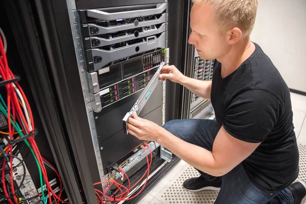 Ingeniero que comprueba el servidor informático en el centro de datos —  Fotos de Stock