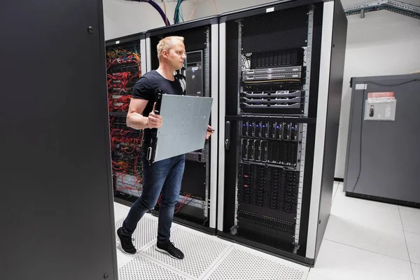 Computeringenieur trägt Blade Server während er im Datacen läuft — Stockfoto