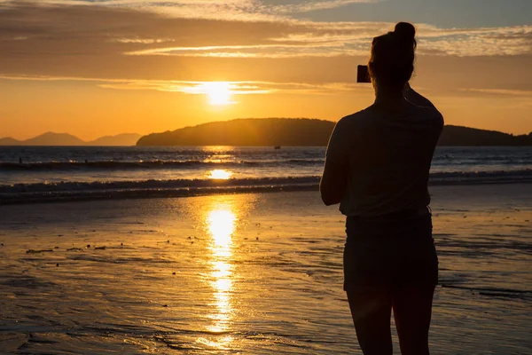 Silhouette Femme Photographier coucher de soleil à la plage — Photo