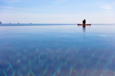 Aonang Beach Resort sonsuzluk havuzunda istirahat kadın